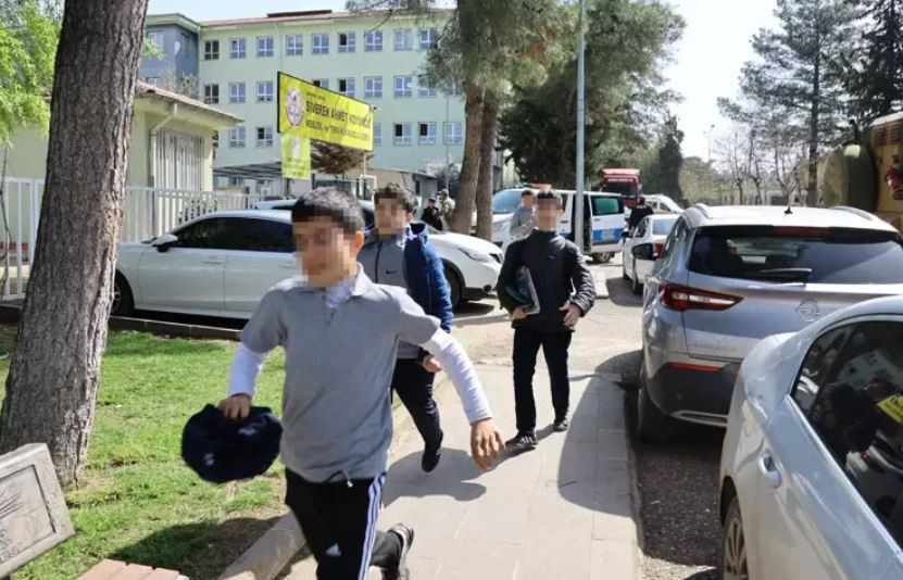 Şanlıurfa'da lisede pompalı saldırı dehşeti: Yaralı sayısı 16'ya yükseldi! Saldırı anı kamerada - Resim : 2
