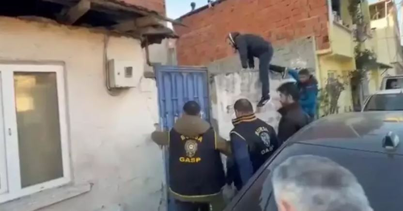 Bursa’da akılalmaz olay! Türk baba 7 yıl boyunca Alman sevgilisinden sakladı! Kayıp çocuk harabe evden çıktı - Resim : 2