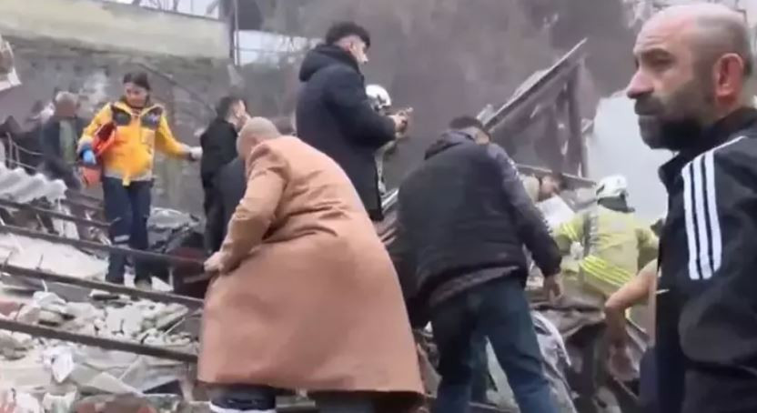 Fatih'te bina çöktü! Çok sayıda ekip bölgeye sevk edildi... - Resim : 1