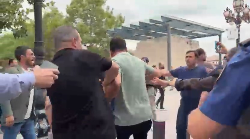 Özgür Özel'in cuma namazı çıkışı ortalık biranda karıştı! Mustafa Sarıgül vatandaşa tekme attı - Resim : 1