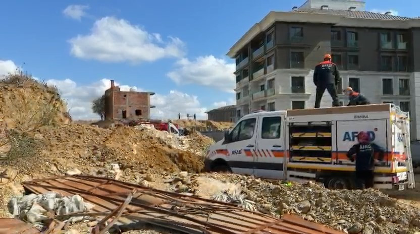 SON DAKİKA | Başakşehir'de inşaatta toprak kayması: 2 işçi kurtarıldı, 1 işçi aranıyor - Resim : 1
