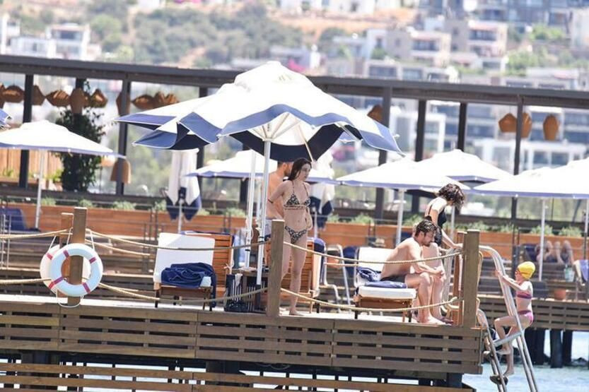Alp Navruz ve Ayça Ayşin Turan tatile çıktı! Çift, romantik halleri ile adeta nefes kesti - Resim: 1