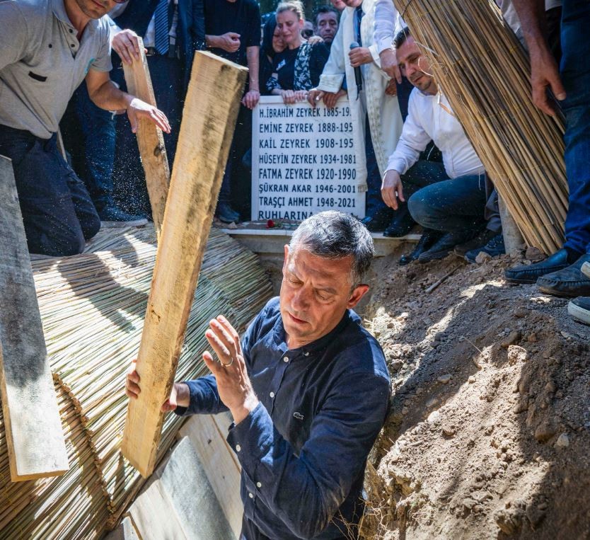 Özgür Özel Ferdi Zeyrek'e gözyaşlarıyla veda etti! Ferdi Zeyrek'i defnedildiği mezara kendisi indirdi - Resim : 1