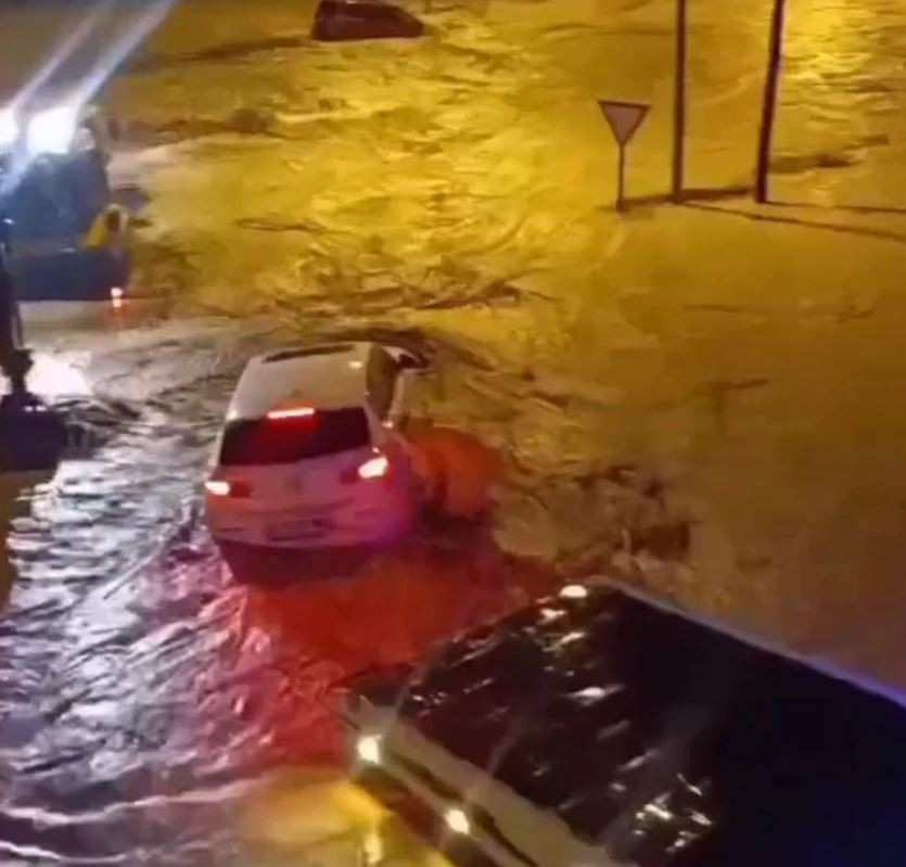 Hatay'da sağanak felaketi! Köprü çöktü ve araçlar sürüklendi: 1 ölü, 3 yaralı - Resim : 4