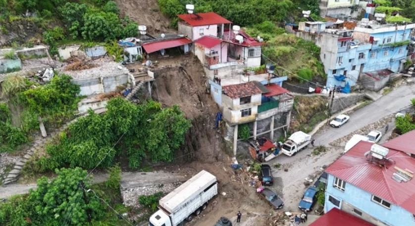 Hatay'da sağanak felaketi! Köprü çöktü ve araçlar sürüklendi: 1 ölü, 3 yaralı - Resim : 2