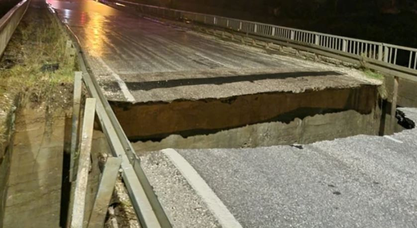 Hatay'da sağanak felaketi! Köprü çöktü ve araçlar sürüklendi: 1 ölü, 3 yaralı - Resim : 5