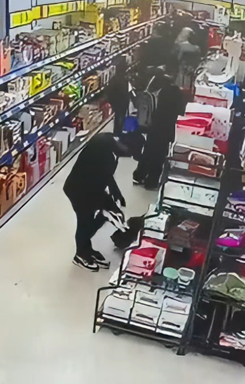 Markette beğendiği ayakkabıyı giydi ve gitti! Hırsızlık anları kameraya yansıdı - Resim : 1