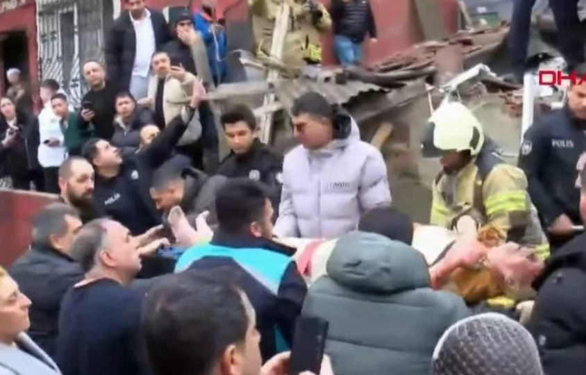 İstanbul Fatih'te 2 bina &ccedil;&ouml;kt&uuml;! Enkaz altından 9 kişi &ccedil;ıkarıldı! - Resim : 1