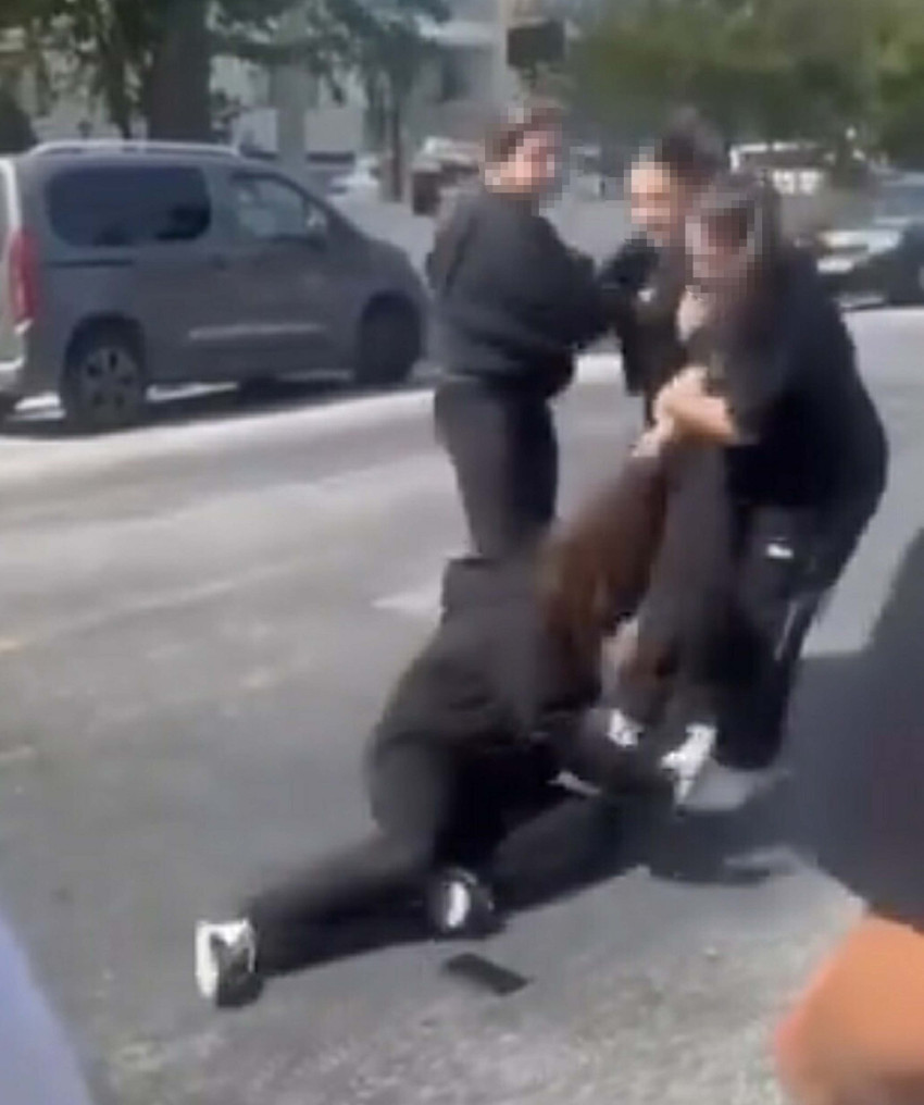 Bir akran zorbalığı vakası daha! Saçlarından tutup yerde sürükledi… O anlar anbean kaydedildi - Resim : 1
