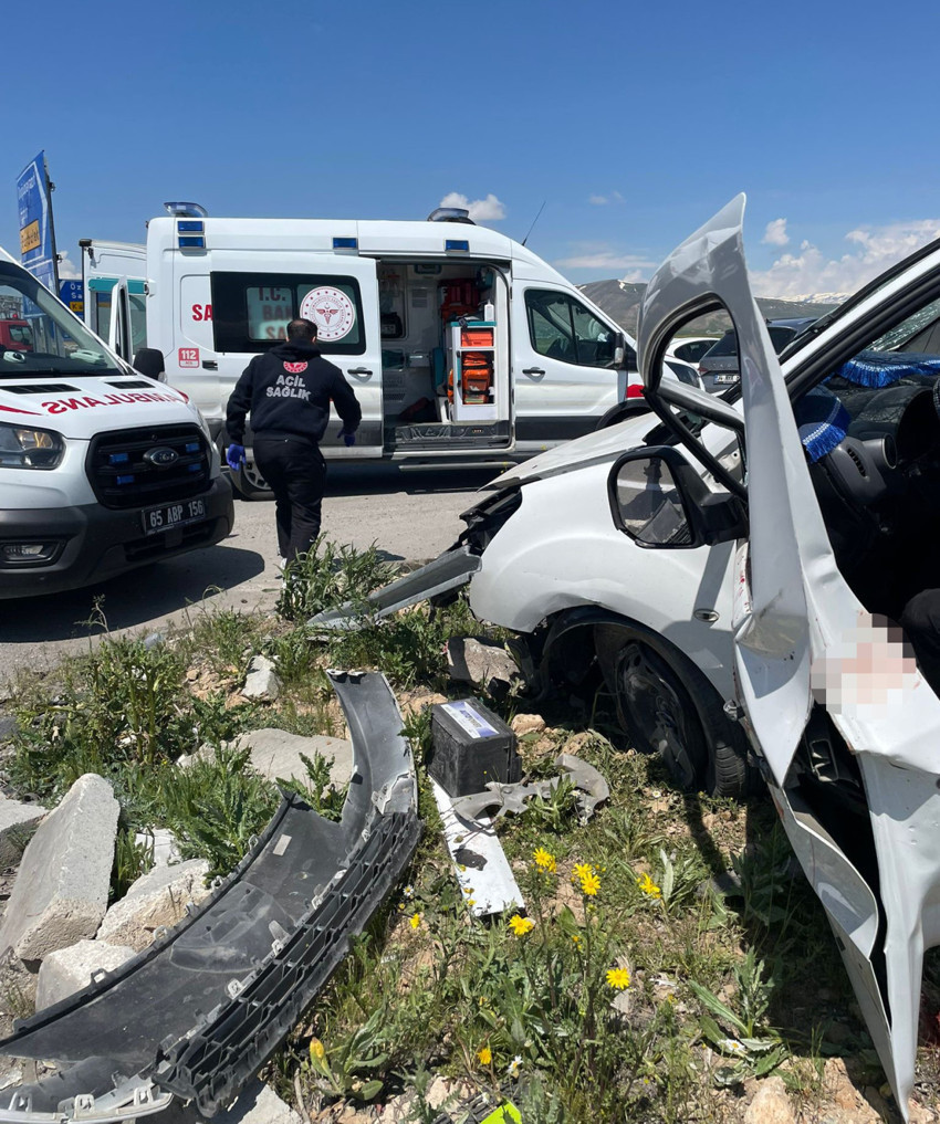 Van'da feci kaza! Çok sayıda ölü ve yaralı var - Resim : 2
