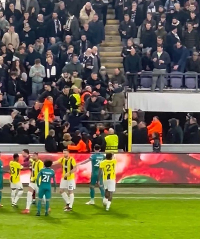 Fenerbahçe taraftarına saldırı! Hakem soyunma odasına gitti! Anderlecht- Fenerbahçe maçı kısa süre yarıda kaldı! - Resim : 4