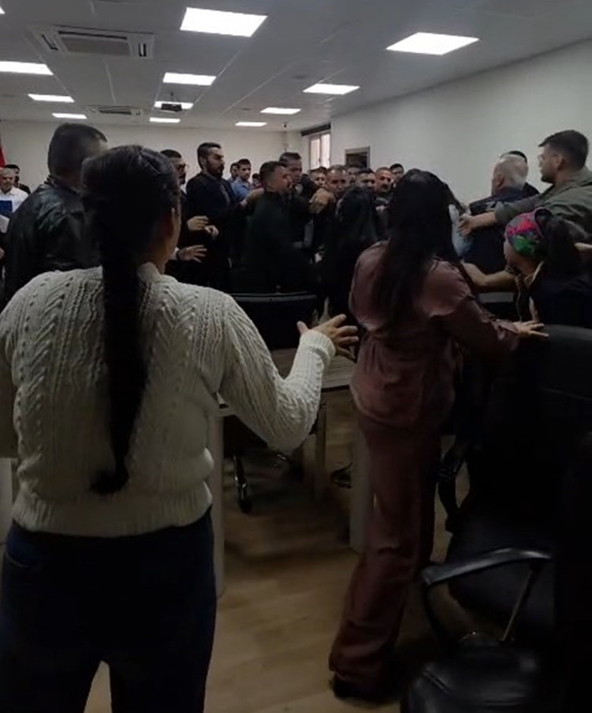 Akılalmaz görüntüler! Belediye meclisi birbirine girdi: Tekme ve yumruklu kavga kamerada! - Resim : 2