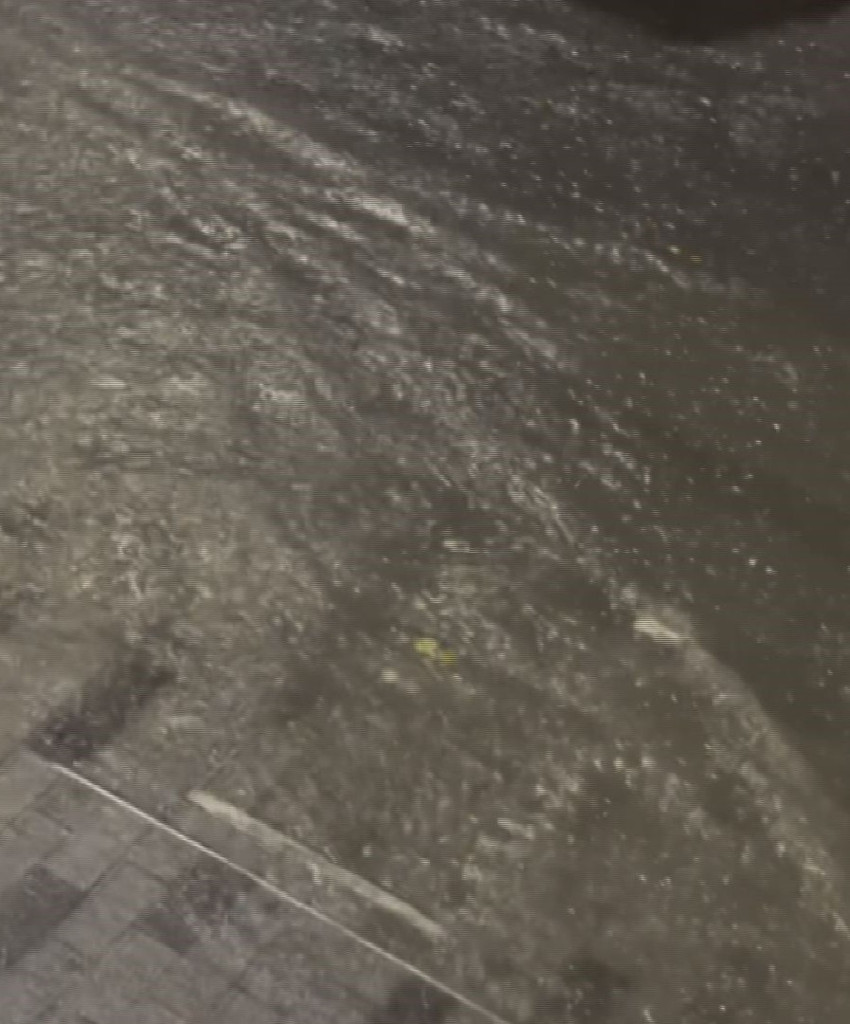 İstanbul'da sağanak hayatı felç etti! İstiklal Caddesi sular altında kaldı - Resim : 3