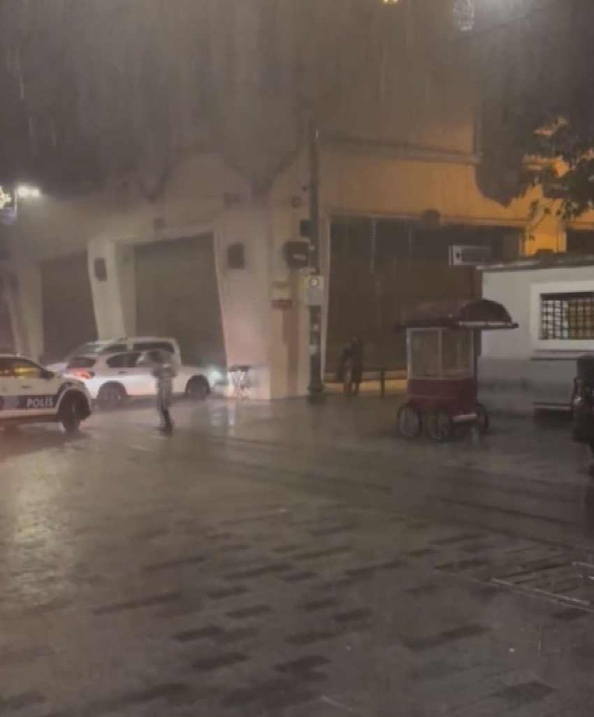 İstanbul'da sağanak hayatı felç etti! İstiklal Caddesi sular altında kaldı - Resim : 5