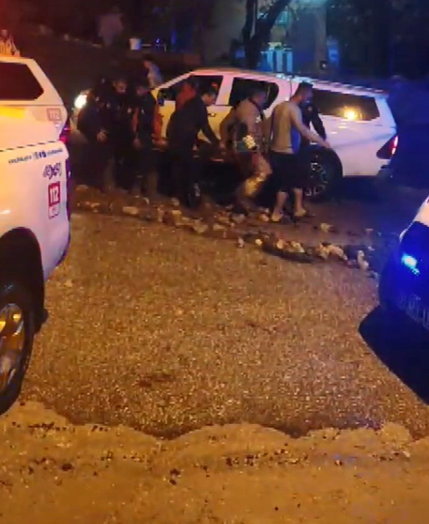 Hatay'da sağanak felaketi! Köprü çöktü ve araçlar sürüklendi: 1 ölü, 3 yaralı - Resim : 1