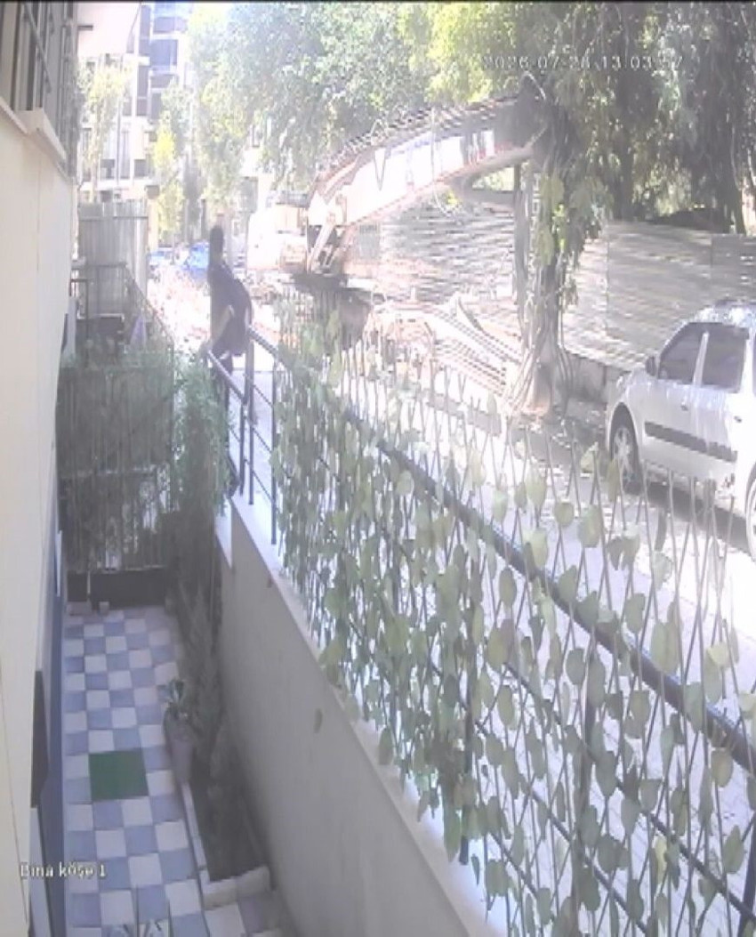 Avcılar'da evine giren hırsızın peşinden koşup yakaladı! Çantasından kendisine ait eşya çıkmayınca bıraktı: Gerçek kamera kayıtlarıyla ortaya çıktı - Resim : 6