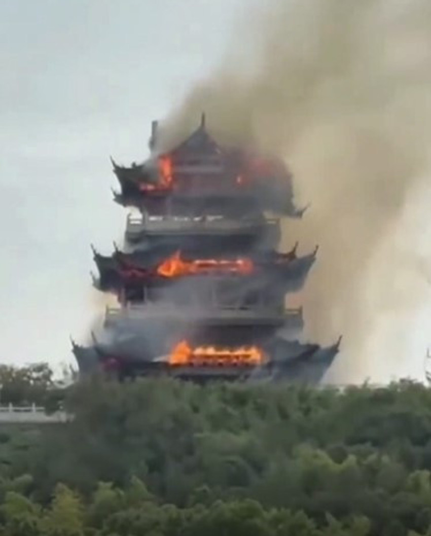 1500 yıllık tarihi tapınak dikkatsiz ziyaretçi yüzünden alev alev yandı! - Resim : 1