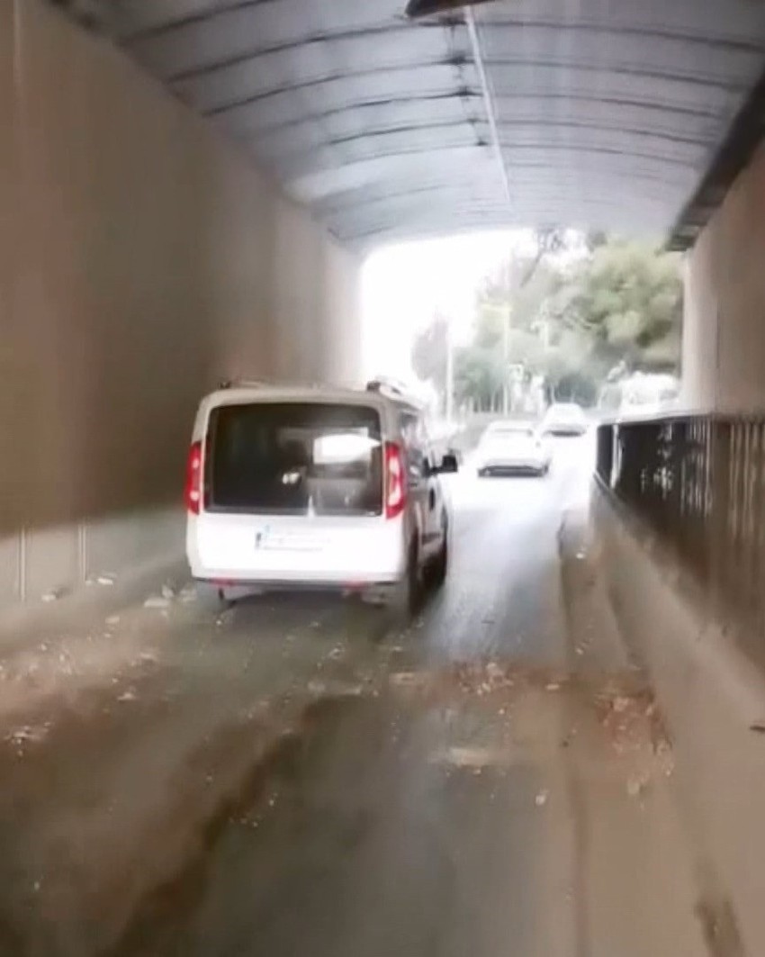 Büyükçekmece'de alt geçitte korku dolu anlar! Tavandan kopan beton parçaları araçların üzerine düştü - Resim : 1