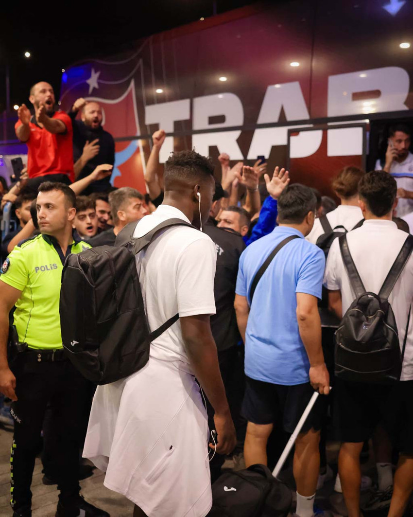 Havalimanında karşıladılar! Trabzonspor taraftarından Fenerbahçe yenilgisi sonrası takıma destek - Resim : 1