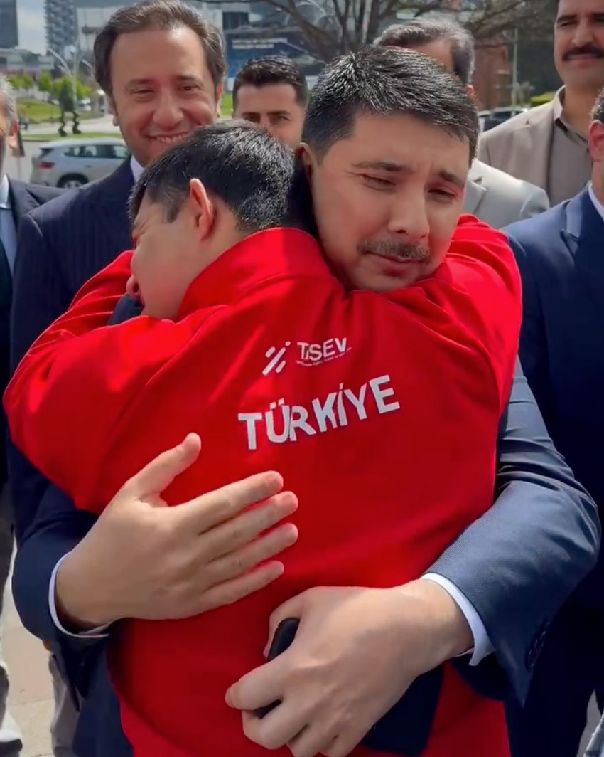Cumhurbaşkanlığı Özel Kalem Müdürü Büyükelçi Hasan Doğan’a büyük ilgi! Bu kare fuara damga vurdu… Sarılarak öptü - Resim : 1