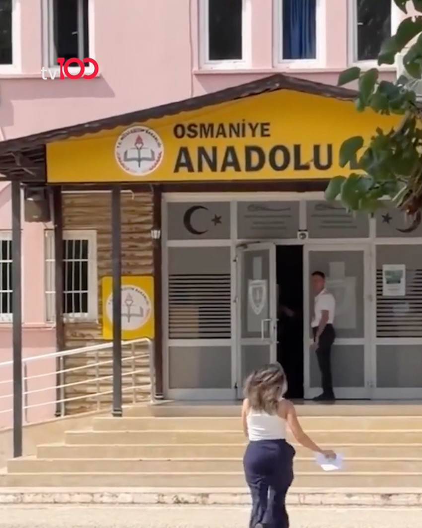 Sosyal medyanın konuştuğu görüntüler... YKS sınavında koşan öğrencinin üstüne kapıyı kapattı o görüntülere tepki yağdı - Resim : 1
