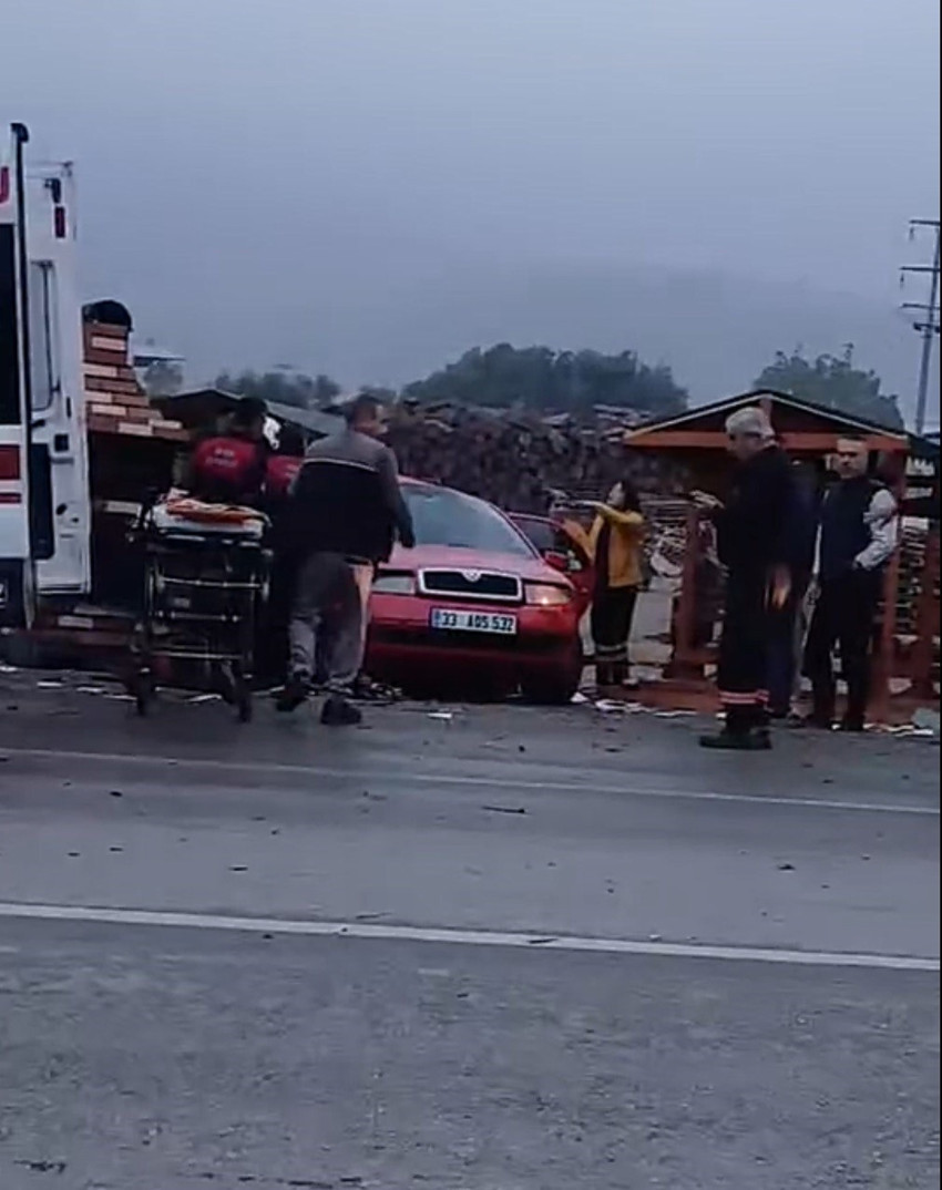 İzmir'de feci kaza! 2 ölü, 4 yaralı: O anlar güvenlik kamerasında - Resim : 1