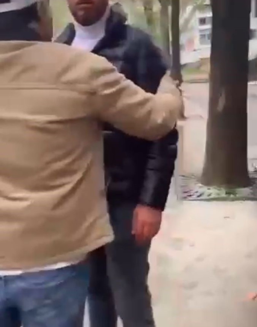 Taksici ile kadın yolcuları birbirine girdi! Kadın küfür etti, taksici tokatlayıp saçını çekti: O anlar kameraya yansıdı - Resim : 1
