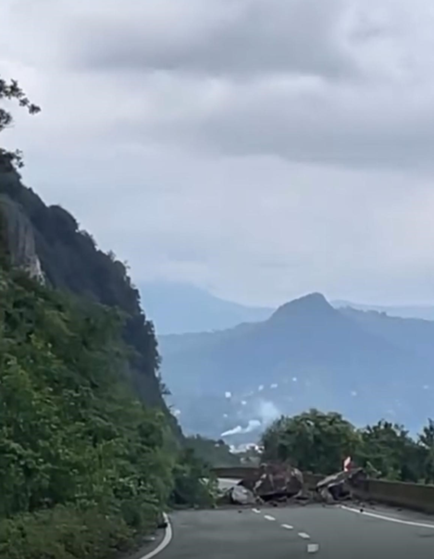 Artvin'de heyelan! Karadeniz Sahil Yolu ulaşıma kapandı - Resim : 2