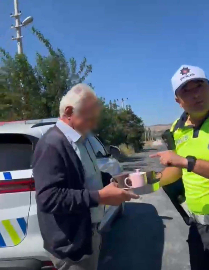 Polisi görünce eşini yolda indirdi! Trafik uygulamasında film gibi anlar! Tüm Türkiye bu cezayı konuşuyor - Resim : 1