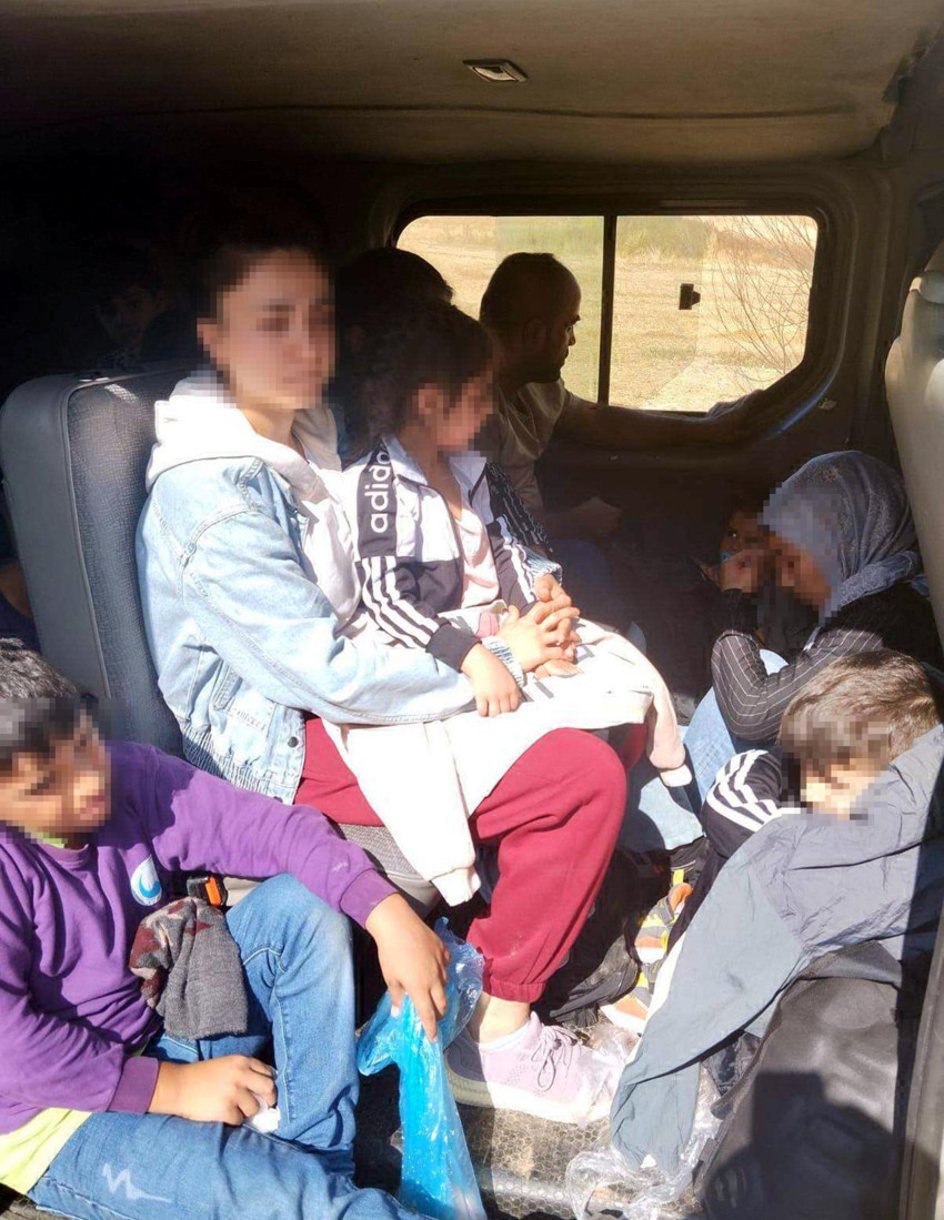 Edirne'de 20 kaçak göçmen ve 1 organizatör yakalandı - Resim : 1