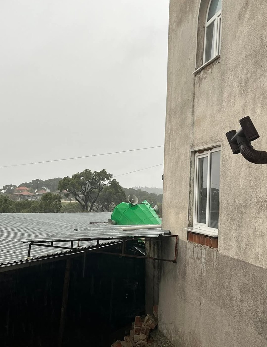 Aydın'da fırtına hayatı olumsuz etkiledi: Çatılar uçtu, ağaçlar devrildi! - Resim : 2
