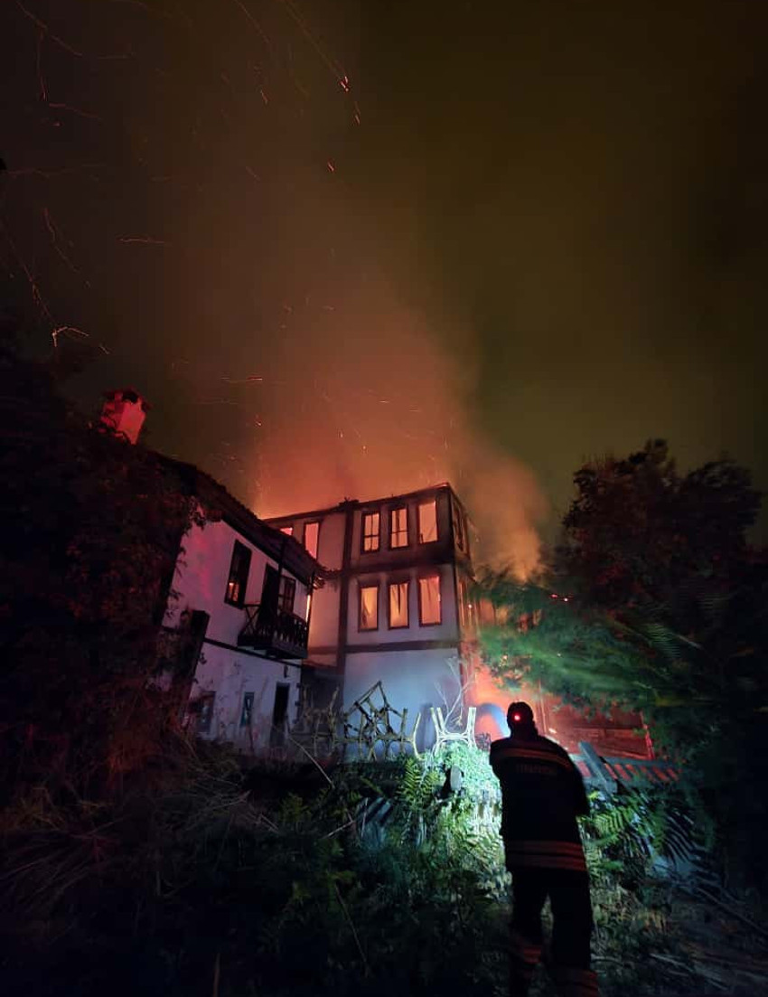İlçenin simge yapılarından biriydi: Tarihi konak alev alev yandı - Resim : 2
