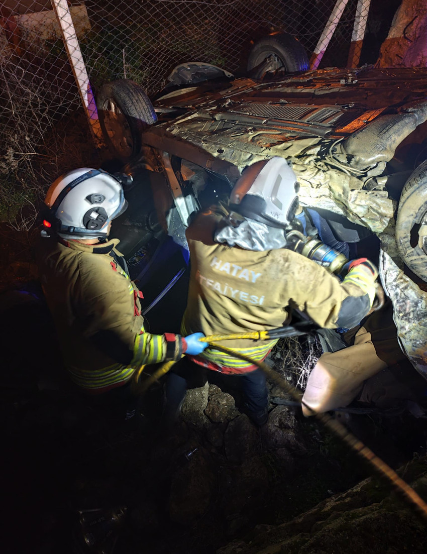 Hatay'da feci kaza! Otomobiller çarpıştı: 2 ölü, 3 yaralı - Resim : 1