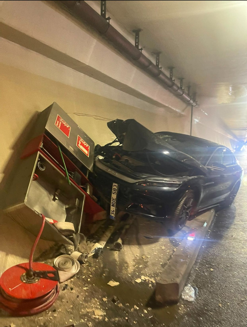 Avrasya Tüneli'nde kaza! Avrupa yönü trafiğe kapatıldı! Tünelin içindeki su tahliye ediliyor - Resim : 1