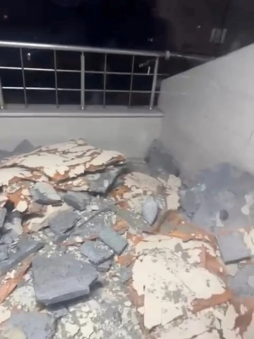 Fırtına İstanbul’u vurdu! Şehir alarma geçti: Çatılar uçtu, ağaçlar devrildi - Resim : 4