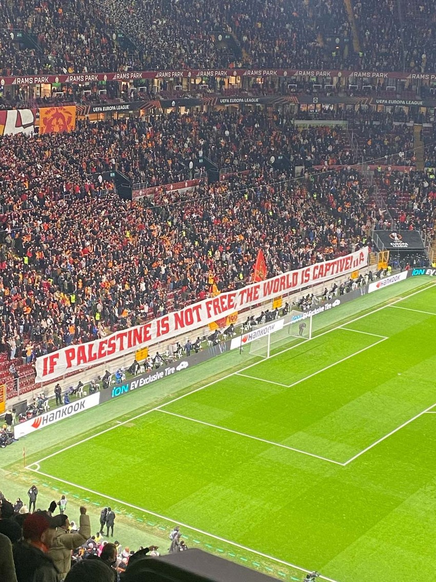 O pankart maça damga vurdu! Galatasaray taraftarından Filistin’i destekleyen Celtic taraftarına teşekkür! - Resim : 3