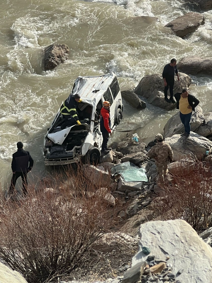 Hakkari'de yürek yakan kaza! Zap suyu, baba ve 10 yaşındaki oğlunu ayırdı - Resim : 1