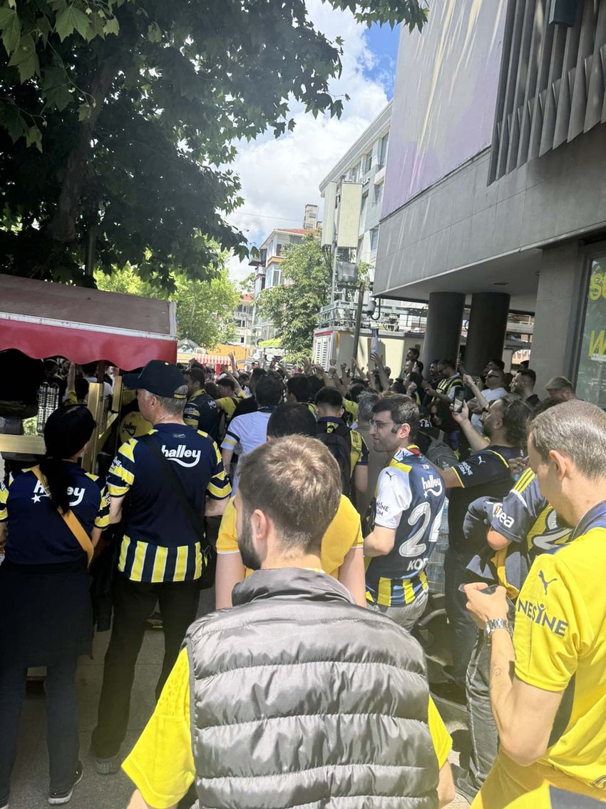 Binlerce kişi katıldı! Fenerbahçe taraftarından yürüyüş! Ali Koç ve yönetimini istifaya çağırdılar, Aziz Yıldırım'a destek oldular - Resim : 1