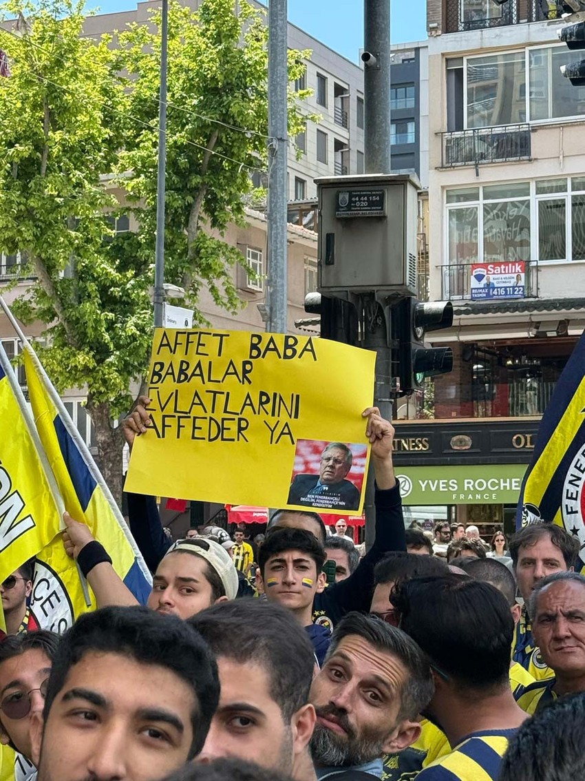 Binlerce kişi katıldı! Fenerbahçe taraftarından yürüyüş! Ali Koç ve yönetimini istifaya çağırdılar, Aziz Yıldırım'a destek oldular - Resim : 2