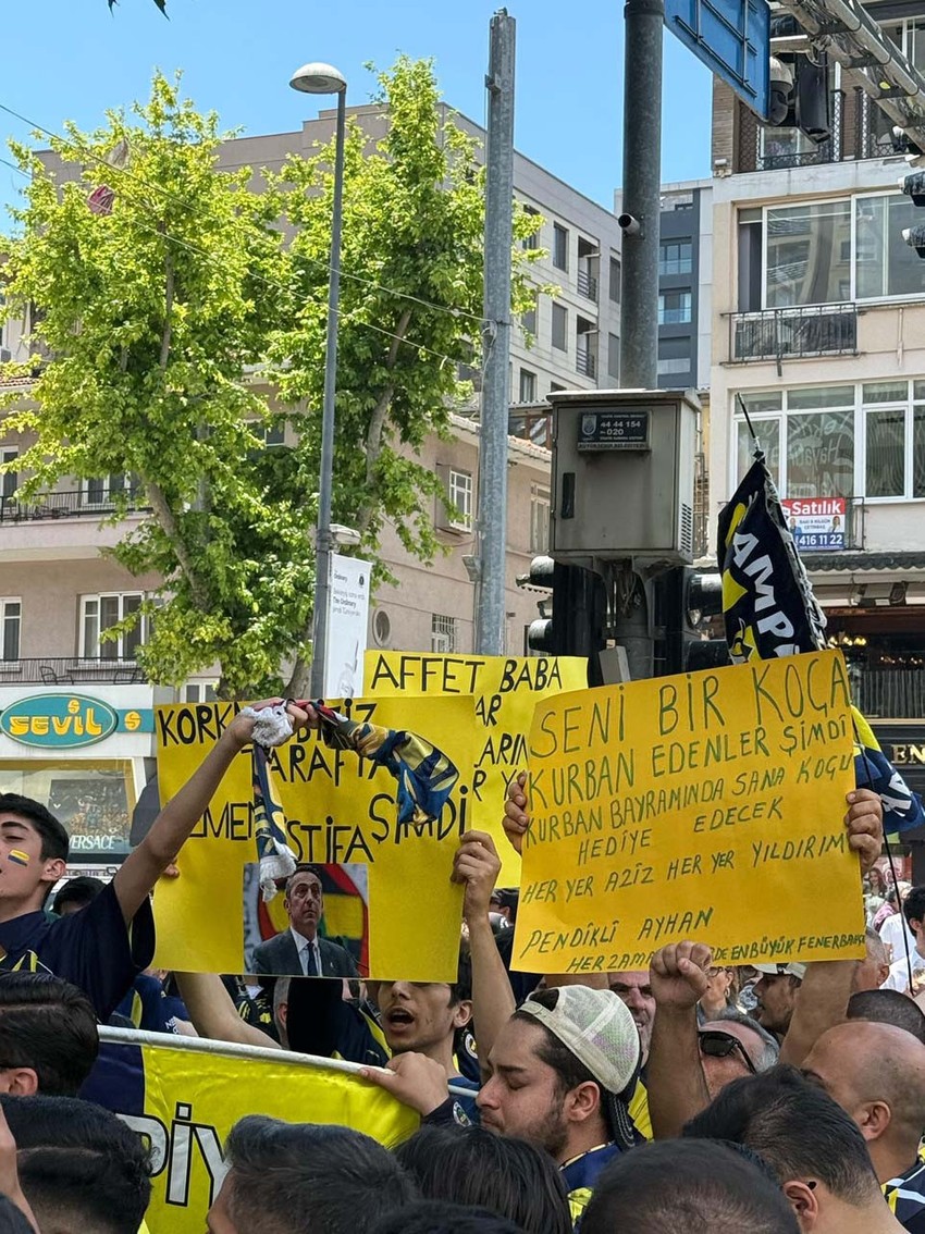 Binlerce kişi katıldı! Fenerbahçe taraftarından yürüyüş! Ali Koç ve yönetimini istifaya çağırdılar, Aziz Yıldırım'a destek oldular - Resim : 4