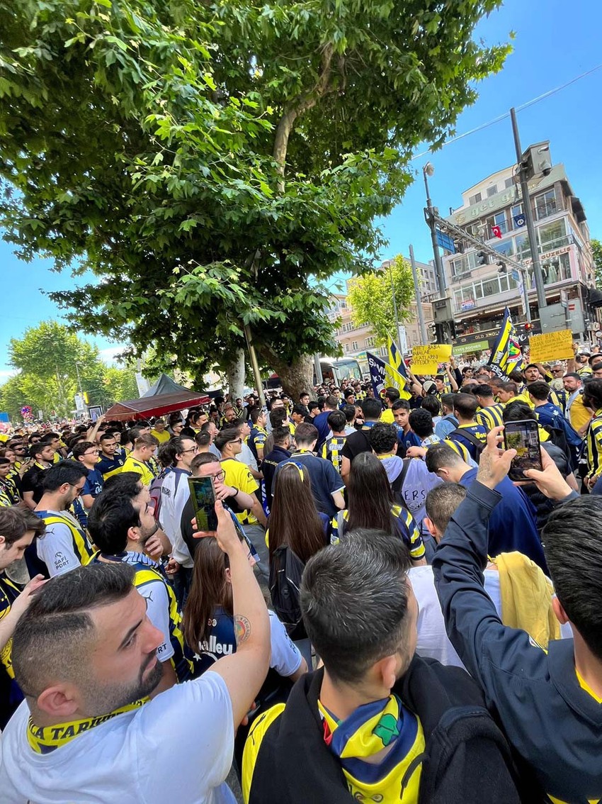 Binlerce kişi katıldı! Fenerbahçe taraftarından yürüyüş! Ali Koç ve yönetimini istifaya çağırdılar, Aziz Yıldırım'a destek oldular - Resim : 5