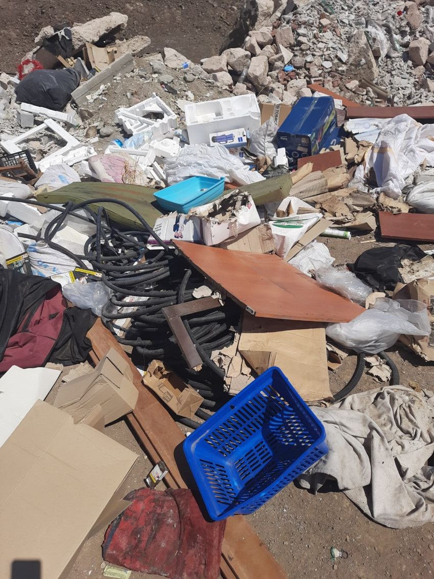 Eskişehir Orhangazi Mahallesi’nde boş araziye atılan çöpler sağlık riski oluşturuyor - Resim : 1