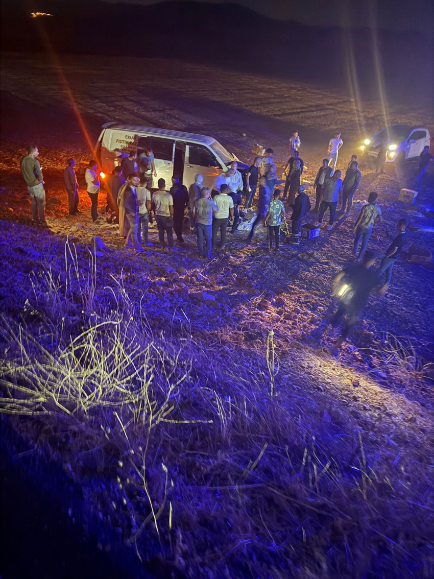 Fıstık işçilerini taşıyordu! Minibüs ile otomobil feci çarpıştı... Çok sayıda yaralı var - Resim : 1