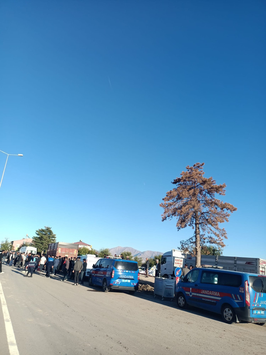 Motosiklet kamyona çarptı! Feci kazada ölü ve yaralı var - Resim : 2