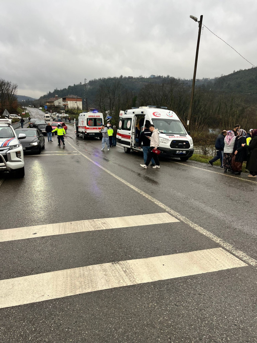 Zonguldak'ta üç araç birbirine girdi! 1'i şarampole yuvarlandı - Resim : 1