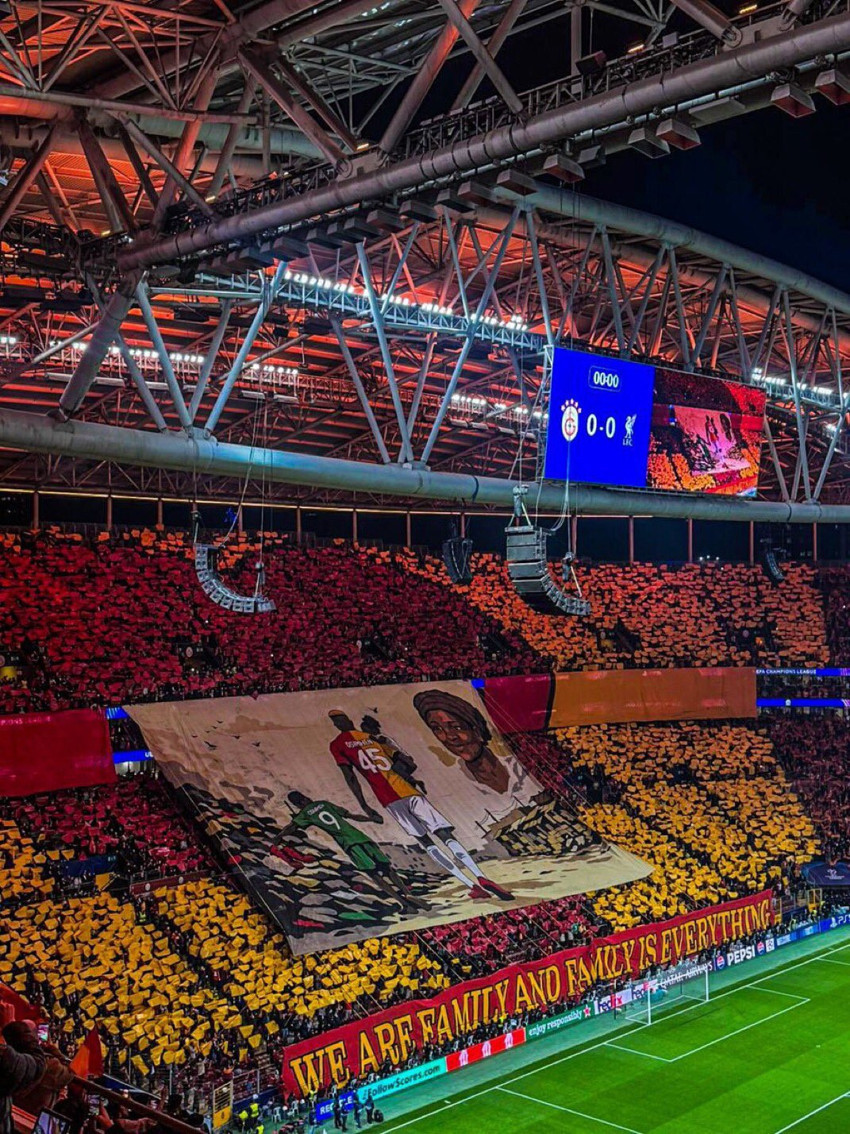 Galatasaray taraftarından Osimhen'i ağlatan koreografi! “Biz bir aileyiz, aile her şeydir!” - Resim : 1