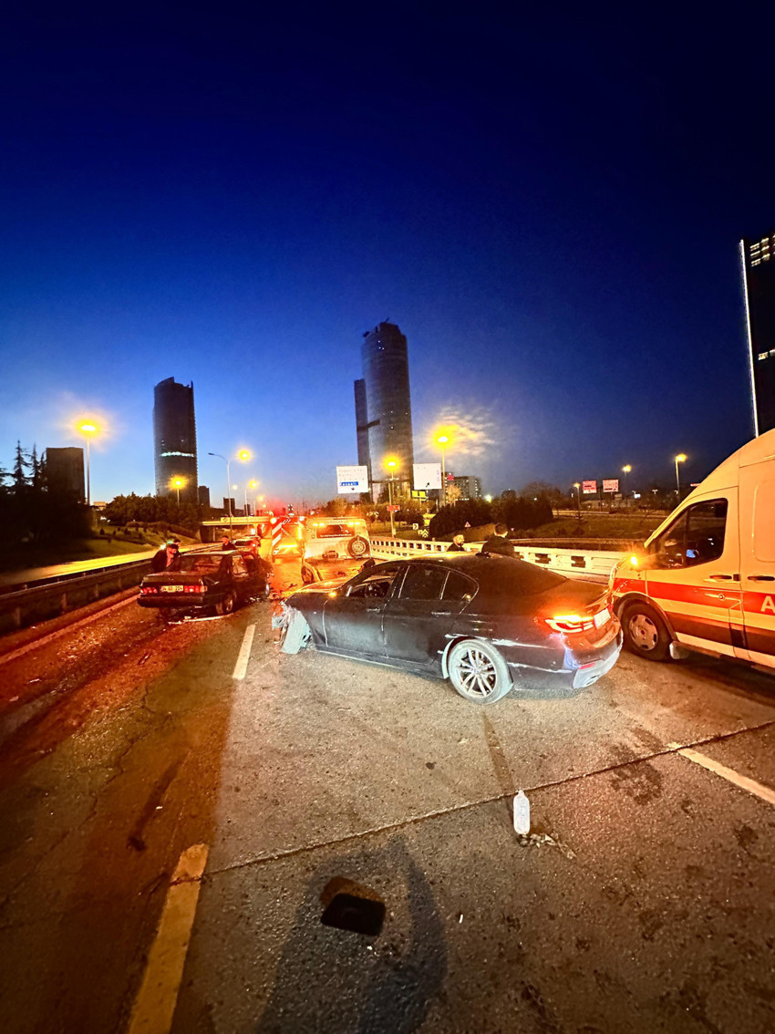 Maltepe’de zincirleme kaza! Bariyerlerin altına uçtu! Kaza anı kameralarda! - Resim : 1