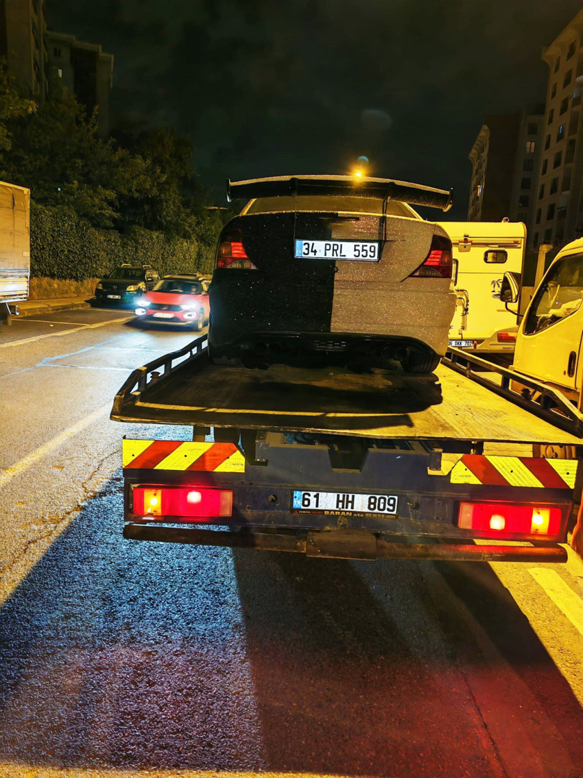 Vatandaş ihbar etti, polis affetmedi! Arabadaki sistemi gören ekipler cezayı kesti - Resim : 1