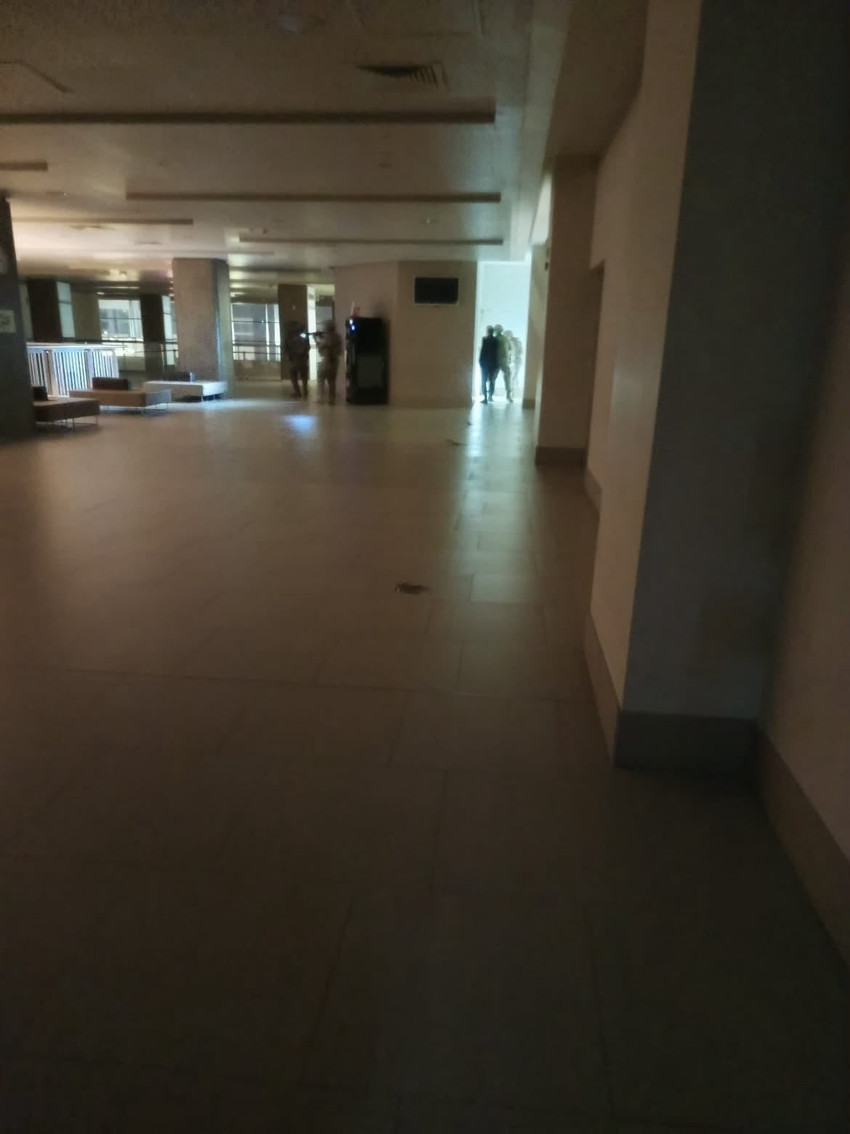 Hastane kan gölüne dönecekti! Kızını öldürmek için hastaneyi bastı, özel hareket devreye girdi - Resim : 2