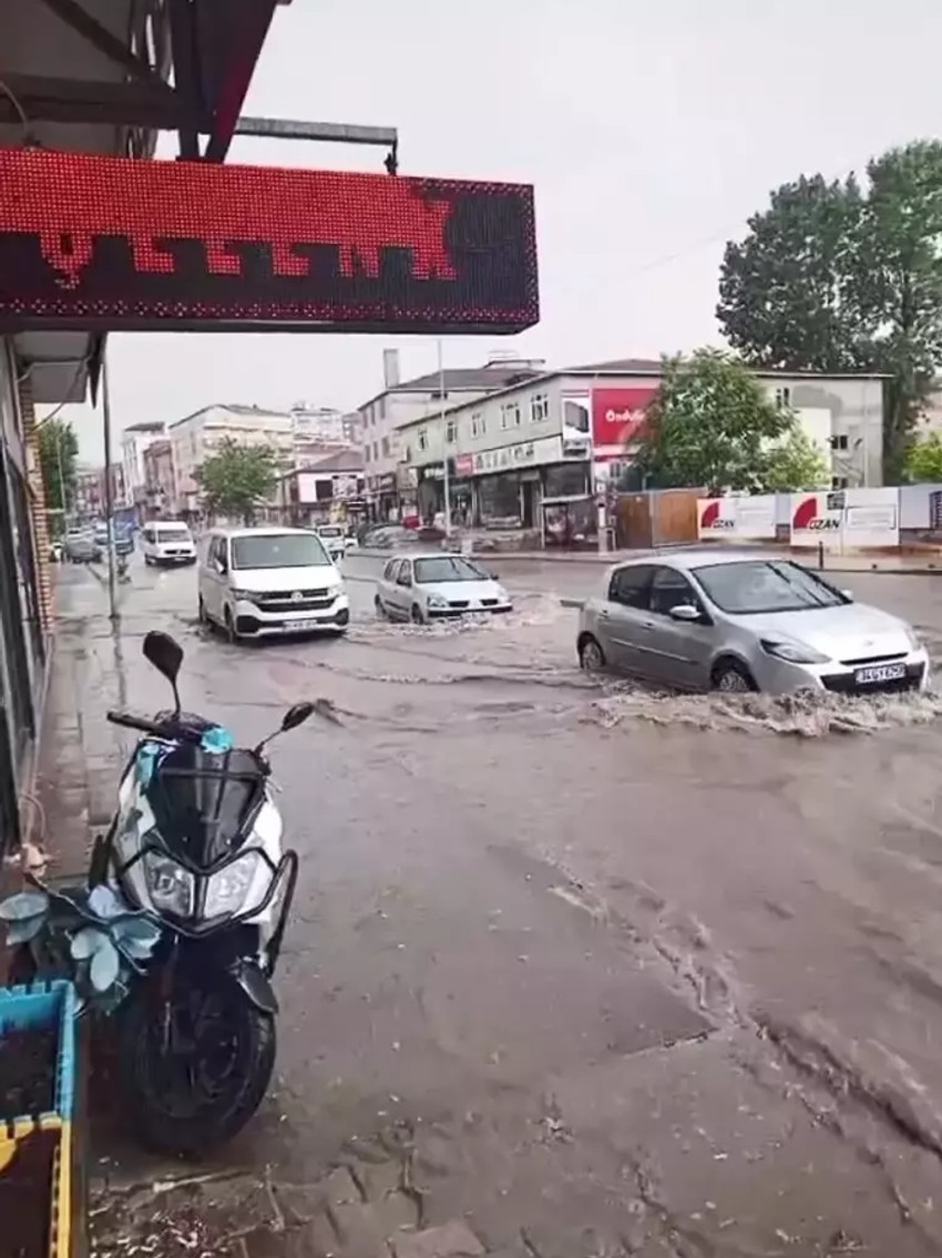 İstanbul'da sağanak ve dolu etkili oldu! Yollar göle döndü, araçlar mahsur kaldı: AKOM İstanbulluları uyardı - Resim : 3